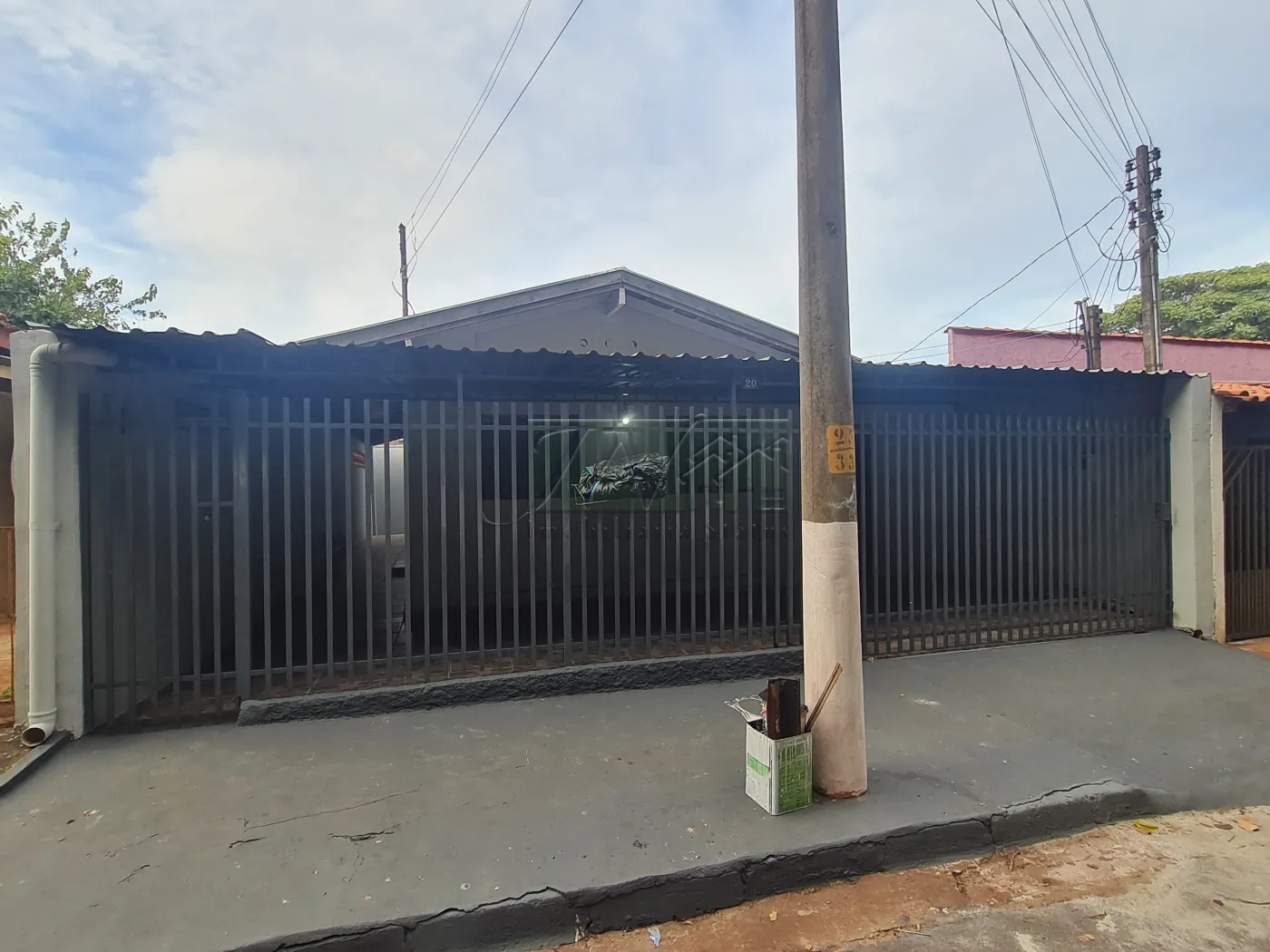 Alugar Residenciais / Casas em Santa Cruz do Rio Pardo R$ 1.200,00 - Foto 1