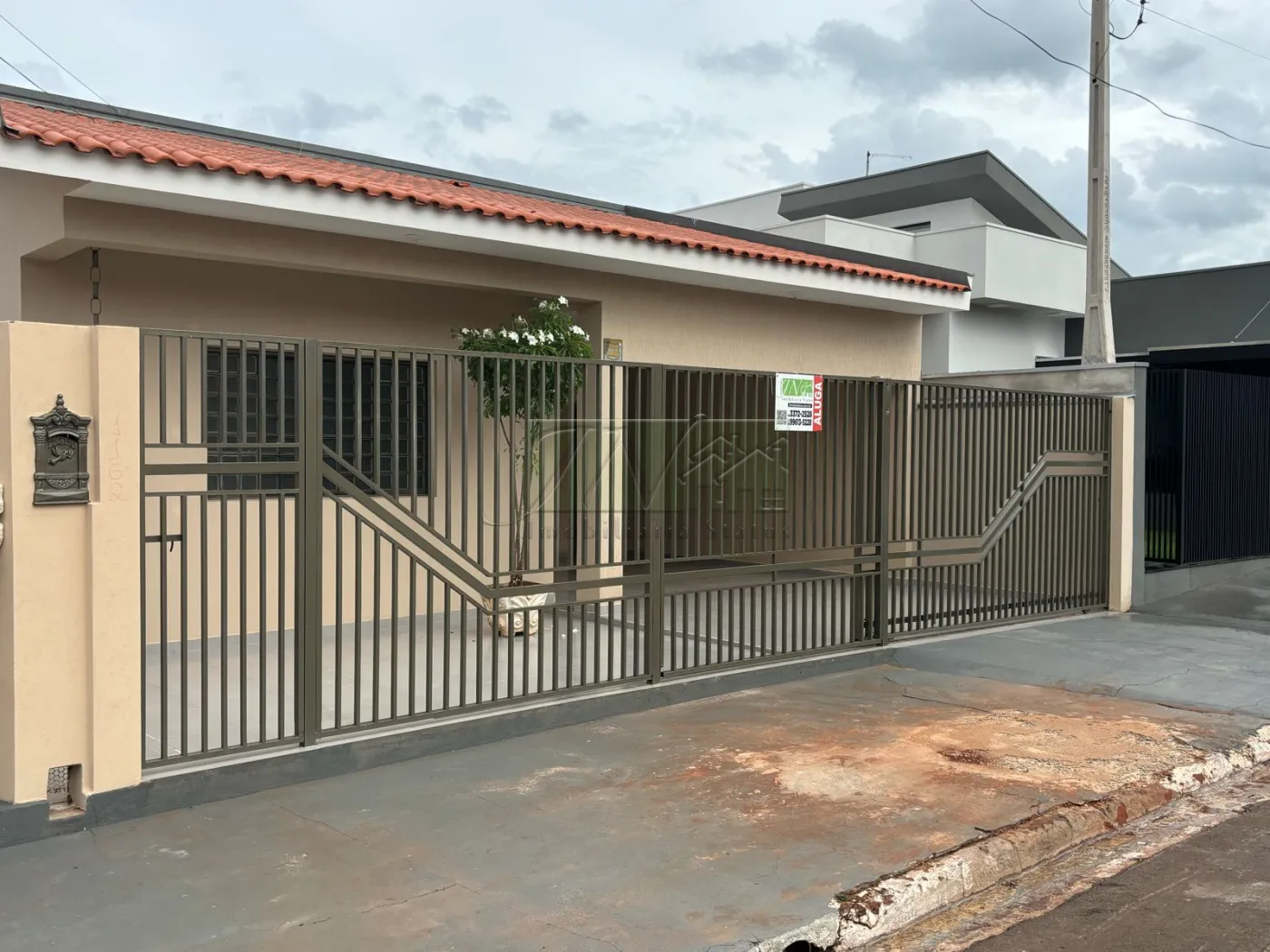 Alugar Residenciais / Casas em Santa Cruz do Rio Pardo R$ 2.300,00 - Foto 2