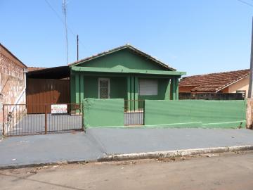 Alugar Residenciais / Casas em Santa Cruz do Rio Pardo. apenas R$ 650,00