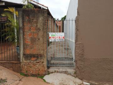 Alugar Residenciais / Casas em Santa Cruz do Rio Pardo. apenas R$ 700,00