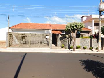 Residenciais / Casas em Santa Cruz do Rio Pardo , Comprar por R$700.000,00