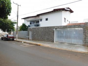 Alugar Residenciais / Casas em Santa Cruz do Rio Pardo. apenas R$ 2.000.000,00