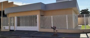 Alugar Residenciais / Casas em SANTA CRUZ DO RIO PARDO. apenas R$ 3.000,00