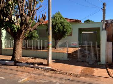 Alugar Residenciais / Casas em Santa Cruz do Rio Pardo. apenas R$ 850,00