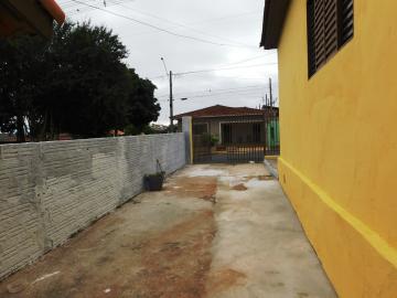 Alugar Residenciais / Casas em Santa Cruz do Rio Pardo R$ 900,00 - Foto 6