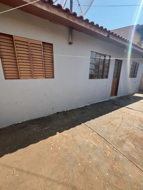 Alugar Residenciais / Casas em Santa Cruz do Rio Pardo R$ 680,00 - Foto 3