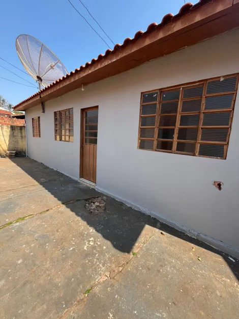 Alugar Residenciais / Casas em Santa Cruz do Rio Pardo R$ 680,00 - Foto 4