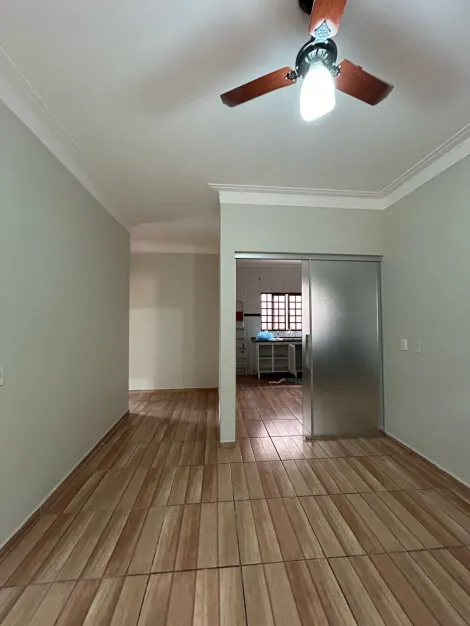 Alugar Residenciais / Casas em Santa Cruz do Rio Pardo R$ 1.350,00 - Foto 3