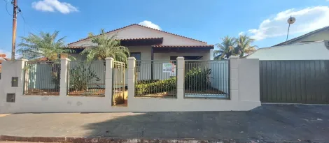 Alugar Residenciais / Casas em Santa Cruz do Rio Pardo. apenas R$ 1.600,00