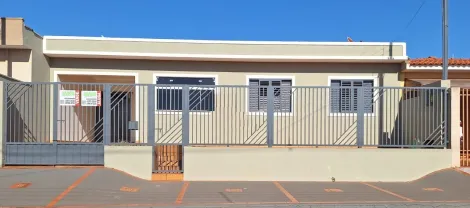 Alugar Residenciais / Casas em Santa Cruz do Rio Pardo. apenas R$ 1.300,00