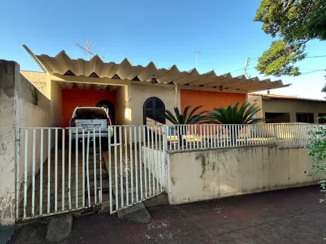 Alugar Residenciais / Casas em Santa Cruz do Rio Pardo. apenas R$ 600.000,00