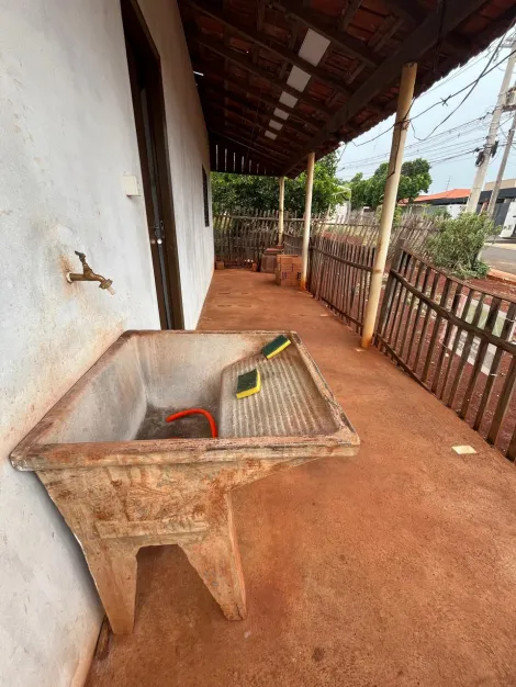 Alugar Residenciais / Casas em Santa Cruz do Rio Pardo R$ 600,00 - Foto 2