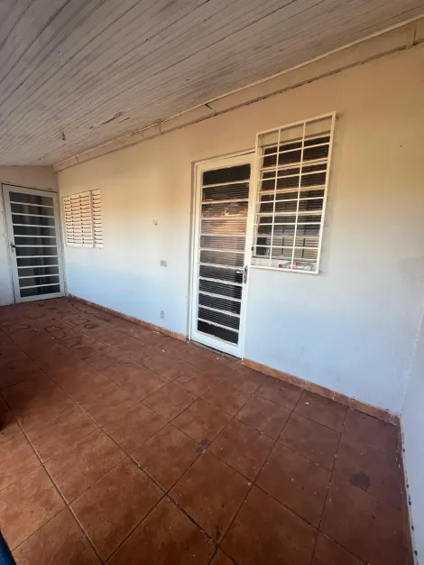 Alugar Residenciais / Casas em Santa Cruz do Rio Pardo R$ 700,00 - Foto 4