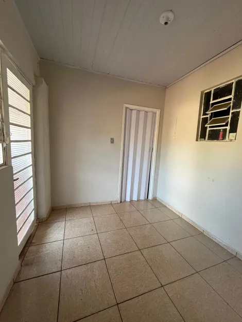 Alugar Residenciais / Casas em Santa Cruz do Rio Pardo R$ 700,00 - Foto 6