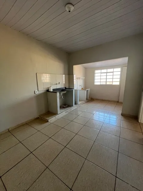 Alugar Residenciais / Casas em Santa Cruz do Rio Pardo R$ 700,00 - Foto 7