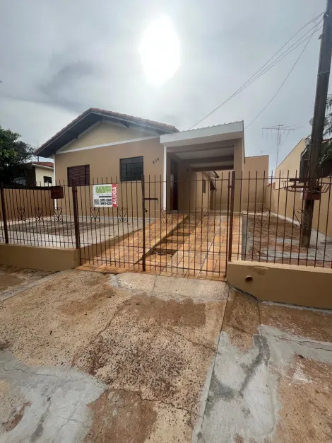 Residenciais / Casas em Santa Cruz do Rio Pardo Alugar por R$950,00