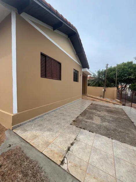 Alugar Residenciais / Casas em Santa Cruz do Rio Pardo R$ 950,00 - Foto 3