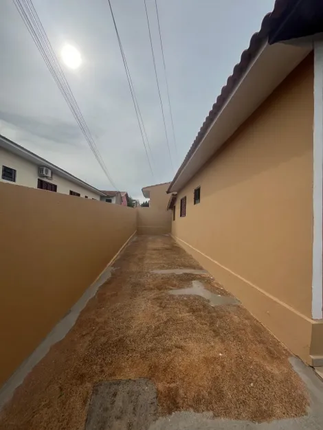 Alugar Residenciais / Casas em Santa Cruz do Rio Pardo R$ 950,00 - Foto 4