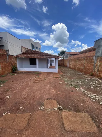 Alugar Residenciais / Casas em Santa Cruz do Rio Pardo R$ 800,00 - Foto 2