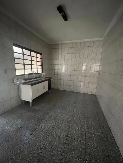 Alugar Residenciais / Casas em Santa Cruz do Rio Pardo R$ 1.100,00 - Foto 5