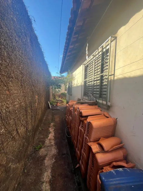 Alugar Residenciais / Casas em Santa Cruz do Rio Pardo R$ 950,00 - Foto 3